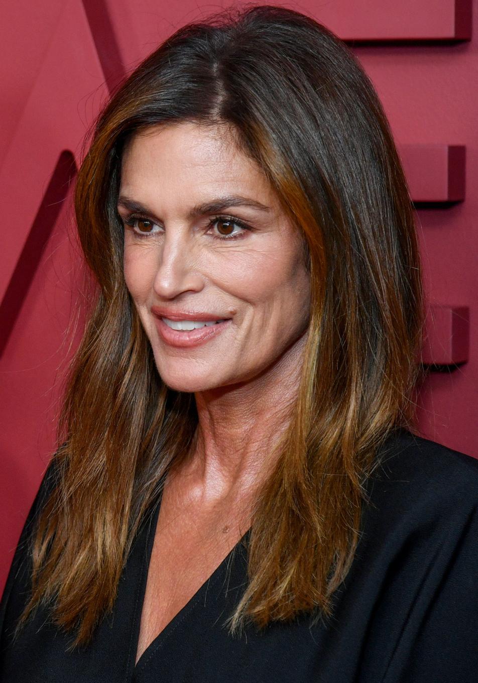 Cindy Crawford desvela su técnica de maquillaje fácil para aplicar el colorete y rejuvenecer a los 50