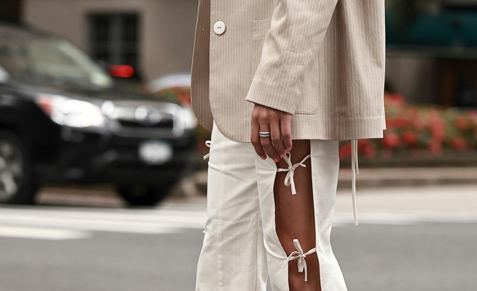 Guía para combinar el pantalón blanco que nunca pasa de moda porque es un básico de verano