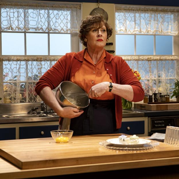 Sarah Lancashire como Julia Child en una imagen de el biopic de la conocida chef estadounidense.