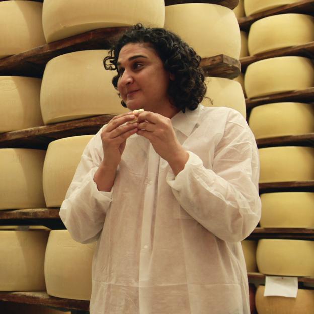 La chef Samin Nosrat en una imagen de la miniserie documental que adapta su libro. 