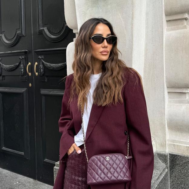 Los bolsos burdeos están por todas partes: seis modelos de tamaño perfecto buenos y ponibles