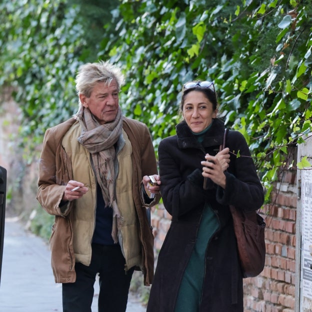 La pareja, paseando por Madrid. 