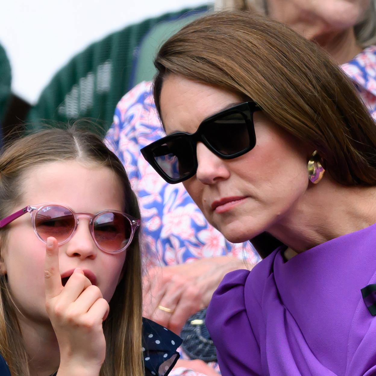 Kate Middleton con la princesa Charlotte, en Wimbledon. /getty images