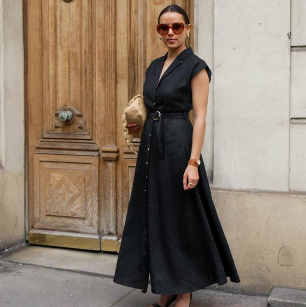 Influencer con vestido camisero