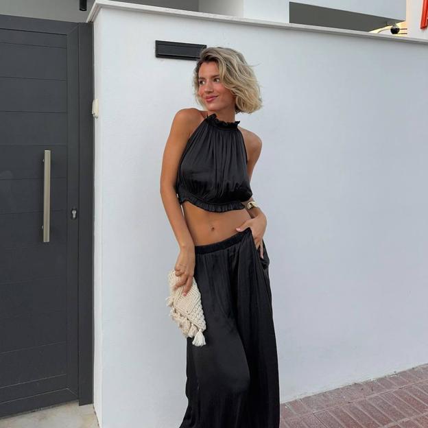 Estos conjuntos satinados de Zara son la mejor opción para ir elegante a todas partes