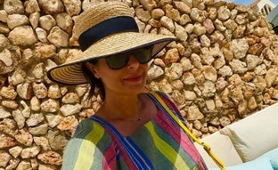 Nuria Roca tiene el vestido túnica perfecto para lucir en vacaciones (y es made in Spain)