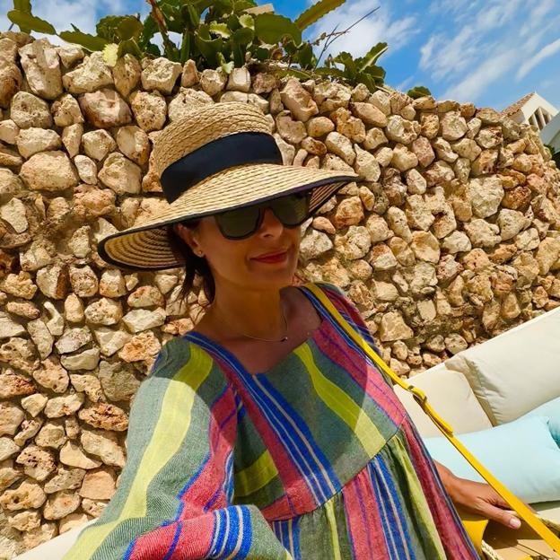 Nuria Roca tiene el vestido túnica perfecto para lucir en vacaciones (y es made in Spain)