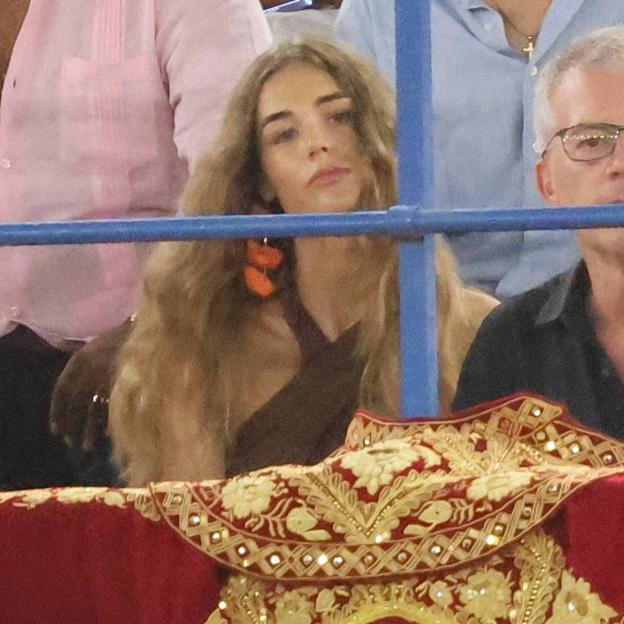 Ana Soría sorprende con un vestido de Massimo Dutti muy elegante en el homenaje a Enrique Ponce