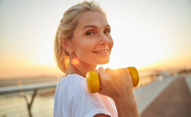 Los beneficios de caminar con pesas por la mañana: acelera el metabolismo, reduce el cortisol y aumenta la energía