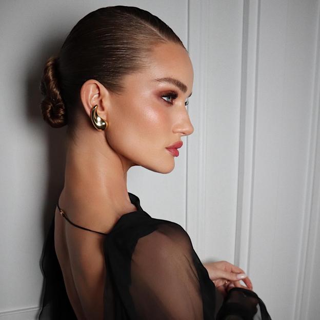 Spray, polvos y stick: tres opciones distintas para mantener el maquillaje intacto en eventos de verano