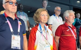 La reina Sofía ya está en París: su look deportivo con chándal que ha dado suerte en el partido de waterpolo