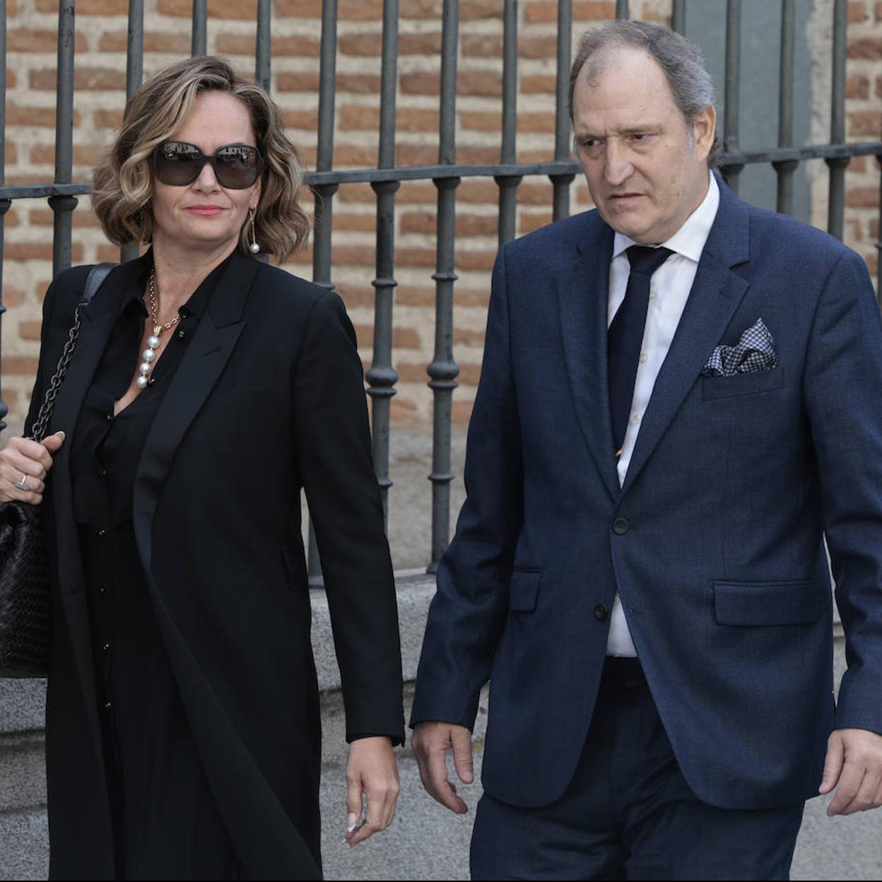 Juan Gómez-Acebo junto a Teresa Vérez en el funeral de su hermano Fernando. /GTRES