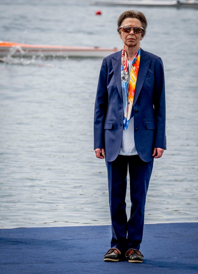 La princesa Ana, con traje y gafas deportivas en los Juegos Olímpicos de parís. 