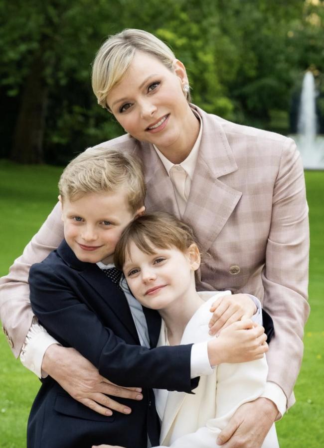 Charlène de Mónaco con sus hijos mellizos, Jacques y Gabriella. (FOTO: IG / @PALAISPRINCIERDEMONACO)