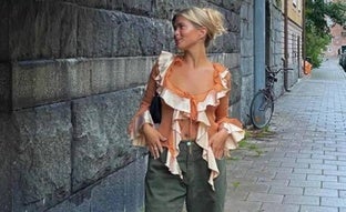 Zara vuelve a lanzar la tendencia del ruffle top dosmilera que conquista a las famosas más modernas