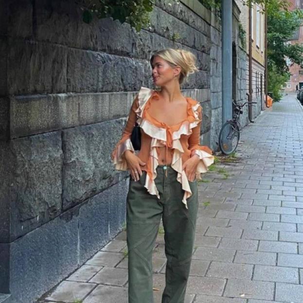 Influencer con ruffle top