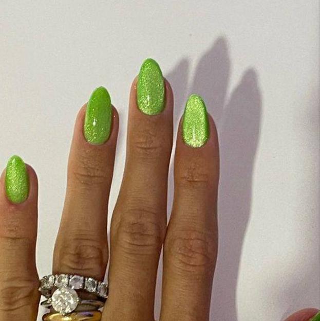 Uñas verde flubber con esmalte de purpurina