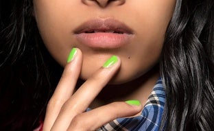 Las uñas verde flubber son la manicura original que se ha hecho tendencia entre las famosas