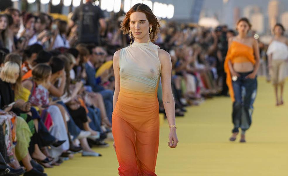 El precioso vestido de pasarela que ahora puedes comprar para ser la mejor vestida lo que queda de verano