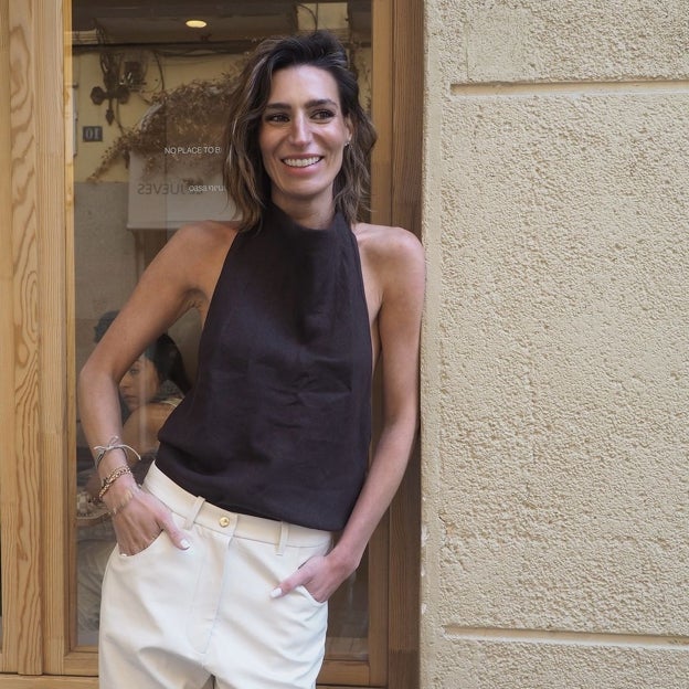 Eugenia Domecq, con un look minimalista y muy elegante de top halter y pantalón sastre ancho.