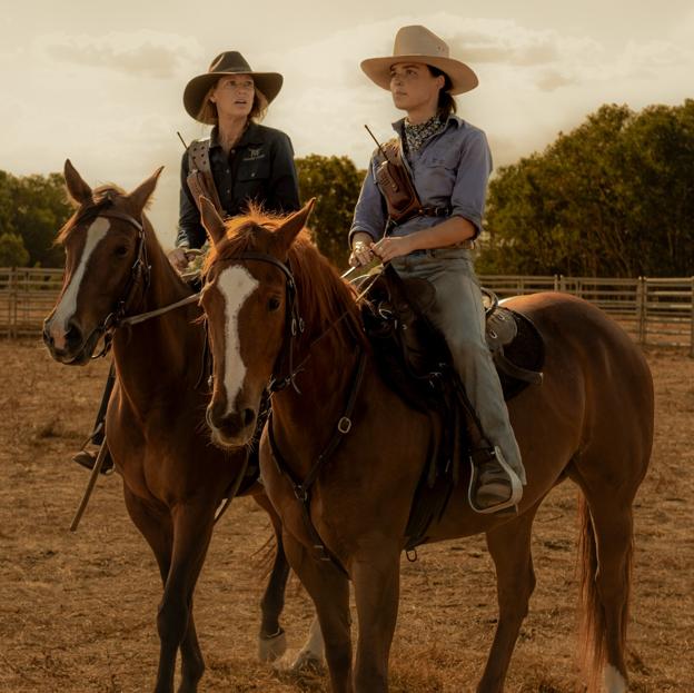 Anna Torv y Philippa Northeast, que ya trabajaron juntas en The Newsreader, en una imagen de Territorial.