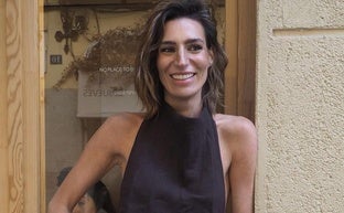 La elegancia minimalista de Eugenia Osborne: tops escotados, vestidos midi y un estilo bohemio mediterráneo