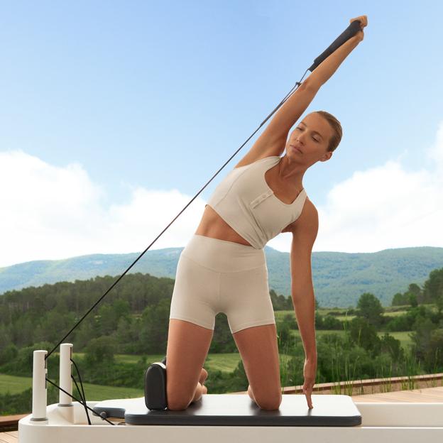 Mujer haciendo ejercicio al aire libre. 