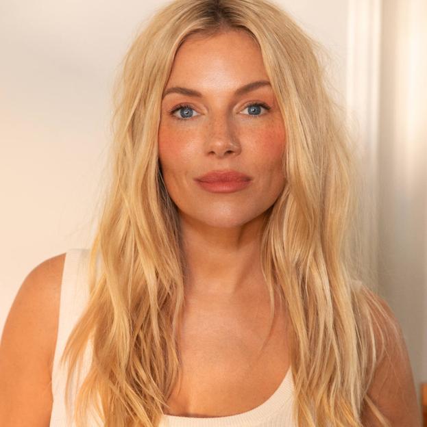 La base de maquillaje en stick viral del momento y que aprueban las famosas por su resultado glow