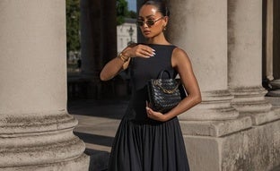 Esta temporada llevarás la tendencia de los vestidos negros con vuelo que enamoran a las mujeres más sofisticadas