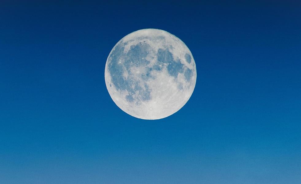 La influencia de la Súper Luna Llena Azul en Acuario el 19 de agosto: rituales para canalizar su energía de innovación