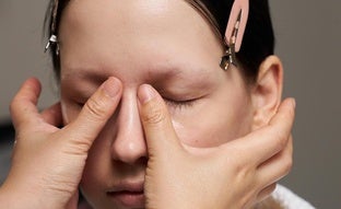 El masaje facial para el contorno de ojos que reduce hinchazón y relaja la mirada