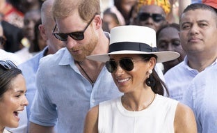 Meghan Markle y su look de verano más elegante con falda de lino y sandalias planas