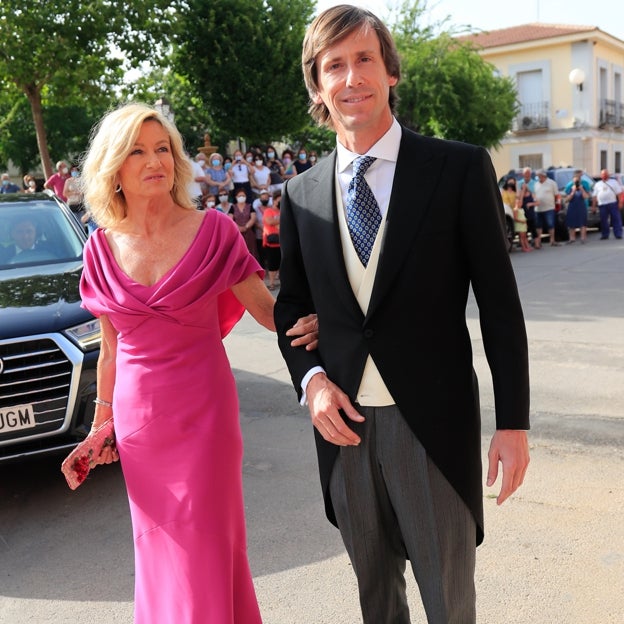 Felipe Cortina, el día de su boda con su madre y madrina Miriam Lapique. 