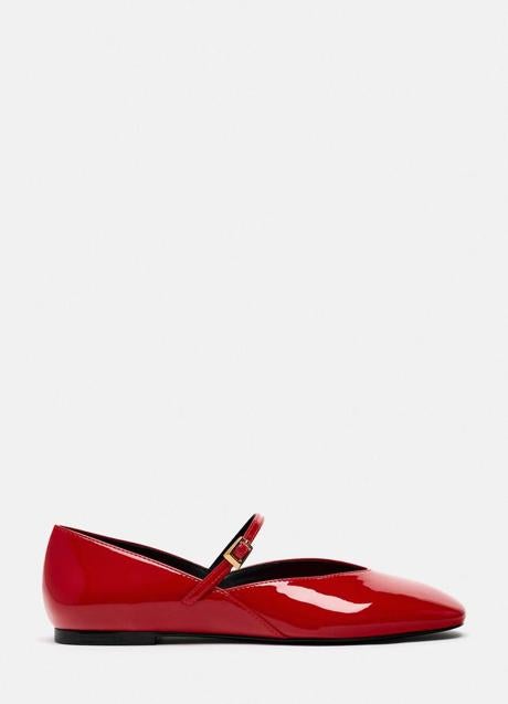 Zapatos rojos de Zara (22,99 euros)