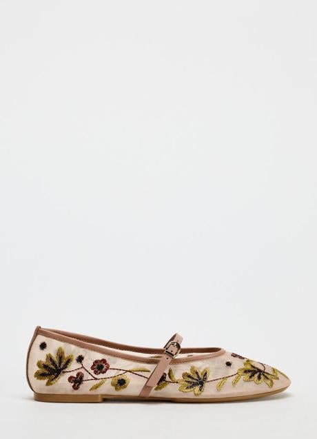 Zapatos con bordados de Zara (39,99 euros)