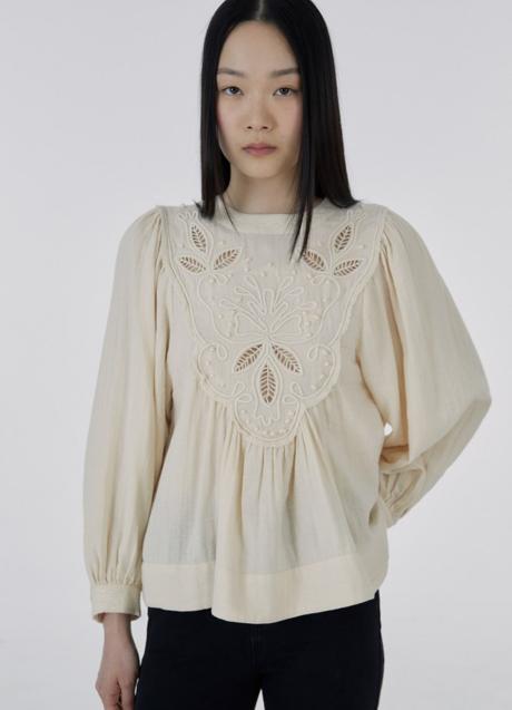 Blusa blanca de Sfera (25,99 euros)