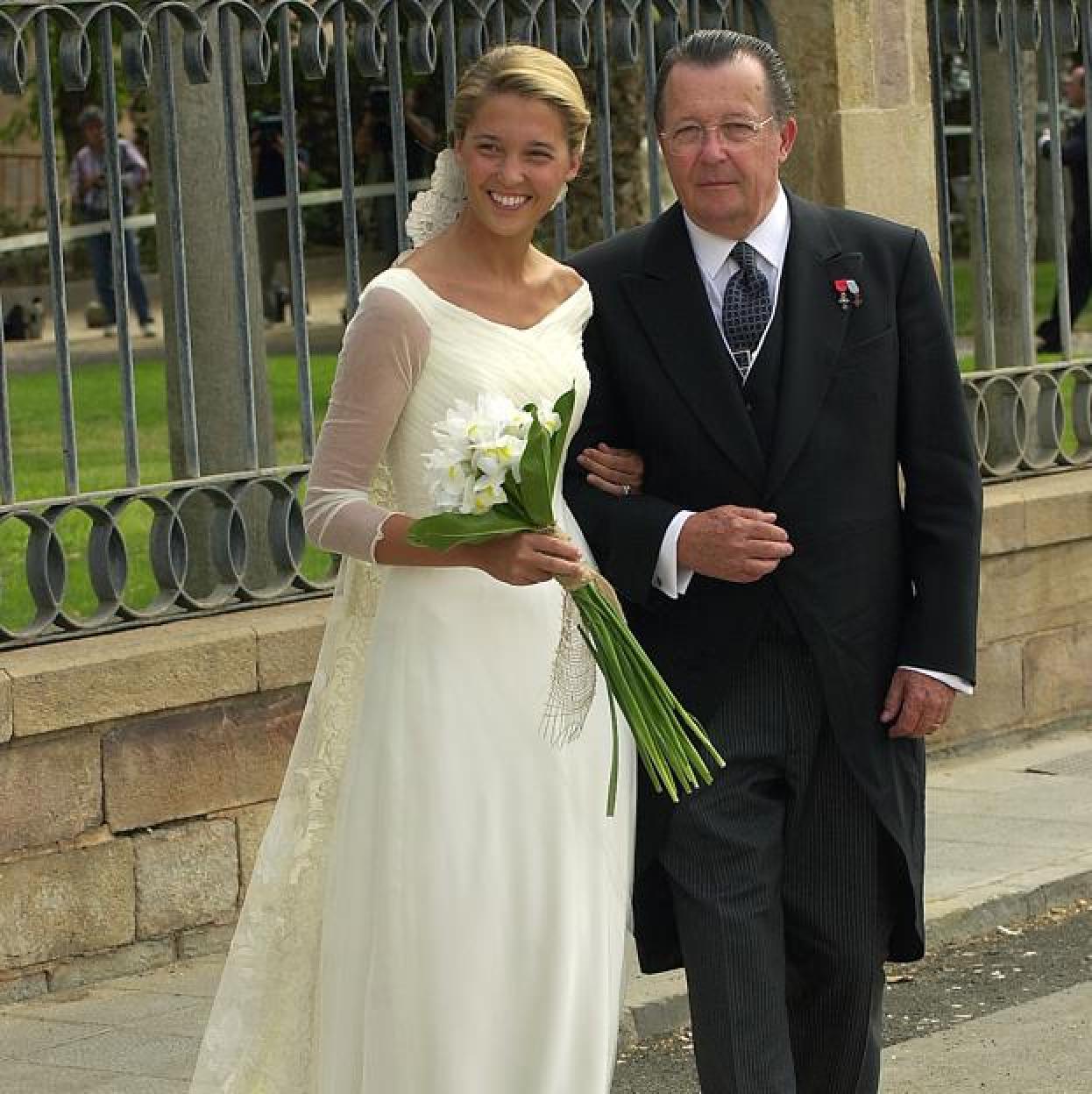 Victoria de Borbón y Dos Sicilias vestida de Lorenzo Caprile, junto a su padre, el duque de Calabria. /GTRES