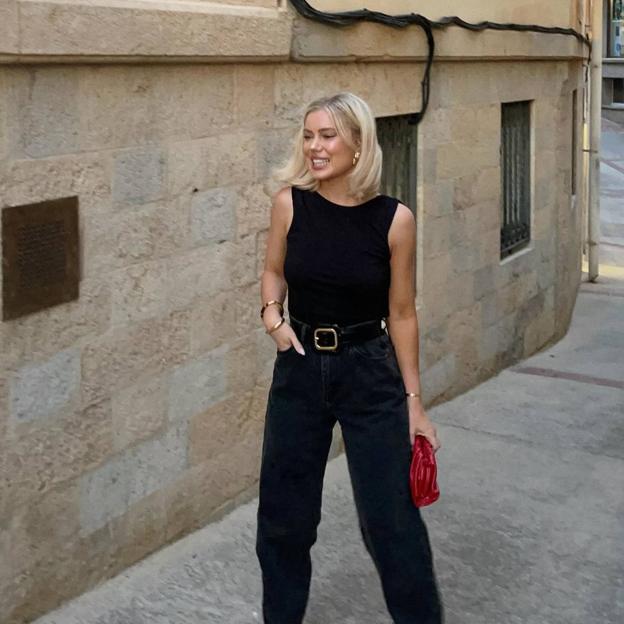 Camisetas básicas con escote barco que estilizan mucho con blazers y vaqueros para llevar todo el entretiempo