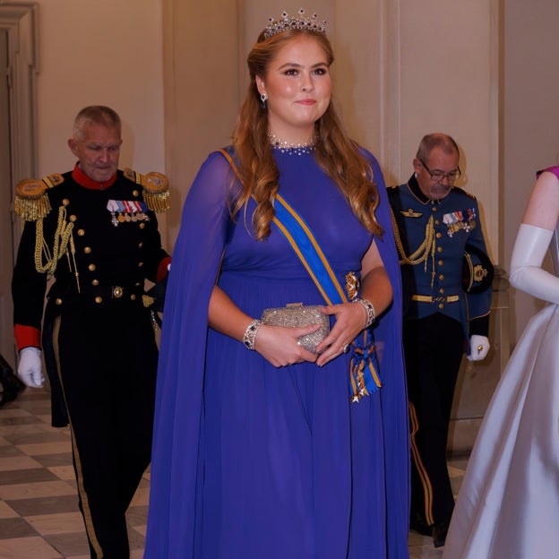 La princesa Amalia de Holanda con vestido de Essentiel Antwerp y tiara durante la cena de gala ofrecida los reyes don Felipe y doña Letizia. 