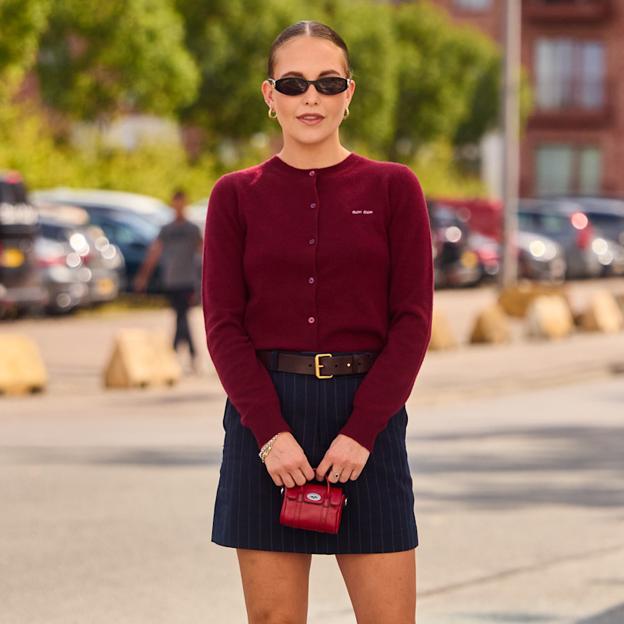 8 prendas burdeos para llevar el color tendencia del otoño como las chicas más elegantes