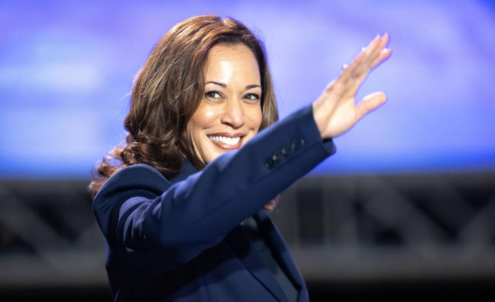 Perlas, zapatillas Converse o el color blanco: el significado oculto de los looks de Kamala Harris