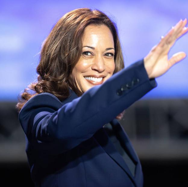 Perlas, zapatillas Converse o el color blanco: el significado oculto de los looks de Kamala Harris