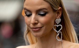 Las mejores sombras de ojos grises para llevar el maquillaje tendencia de la temporada