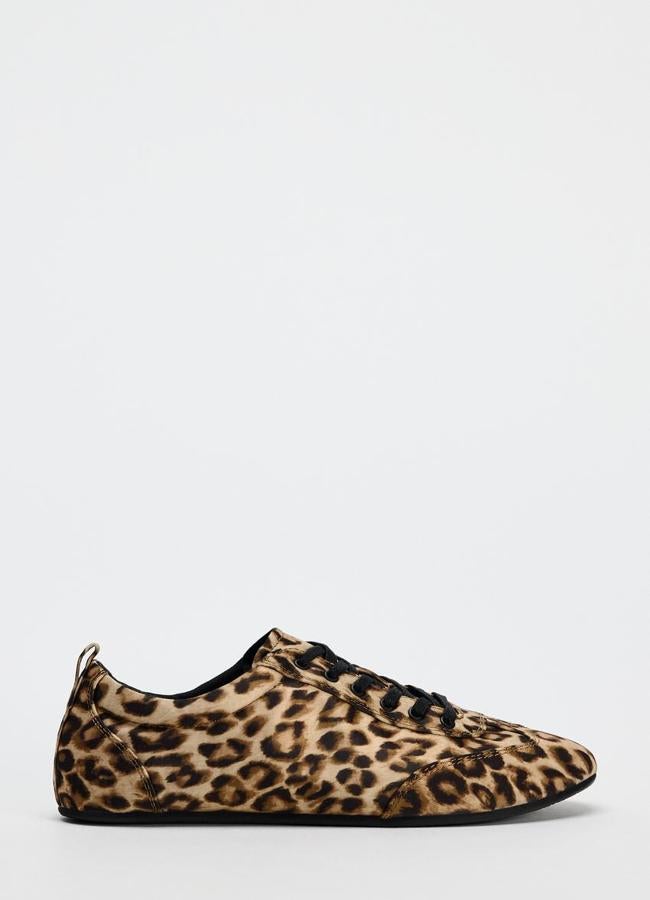 Zapatillas tipo blucher en animal print de Zara.