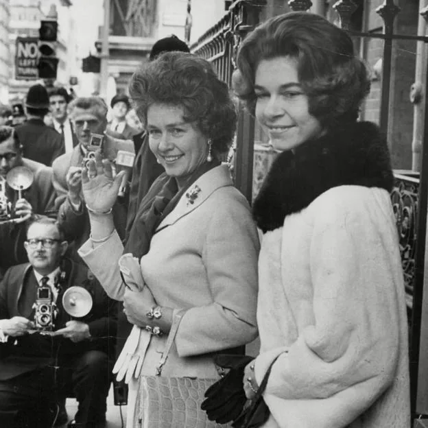 La reina Federica de Grecia junto a su hija Irene en Londres. 