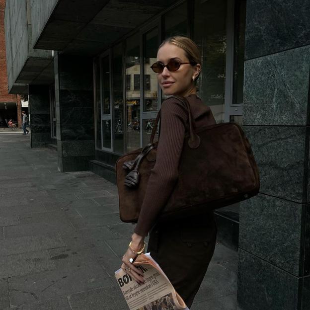 Bolso maxi y de ante: el accesorio que adoran las danesas