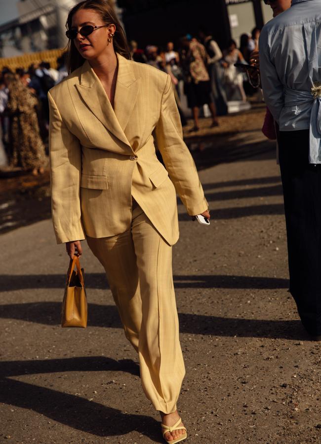 Look con traje especial para ir a la oficina.