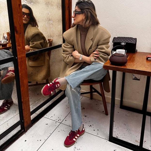 Influencer con zapatillas deportivas rojas tendencia