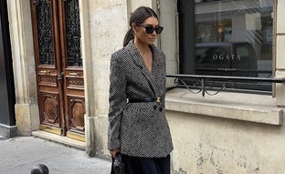 Blazers con pata de gallo, un básico del look de oficina para vestir bien en otoño