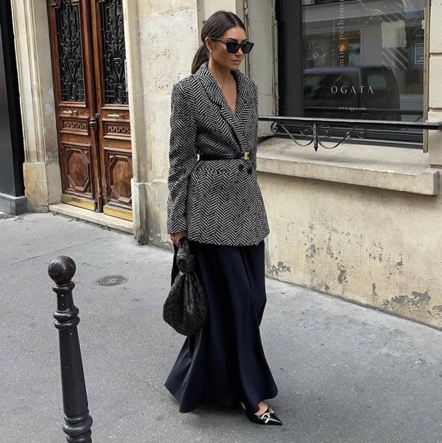 Blazers con pata de gallo, un básico del look de oficina para vestir bien en otoño